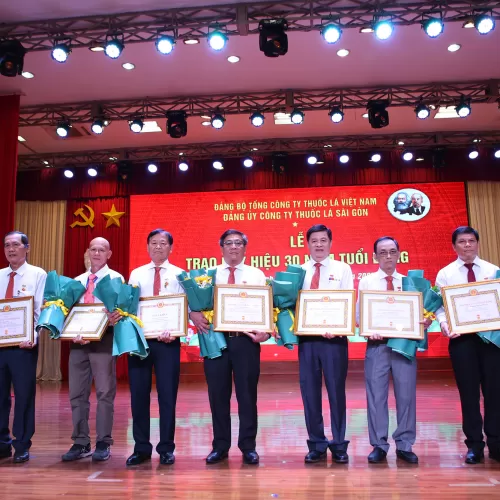 Đảng bộ Công ty Thuốc lá Sài Gòn tổ chức Lễ trao Huy hiệu 40 năm và 30 năm tuổi đảng